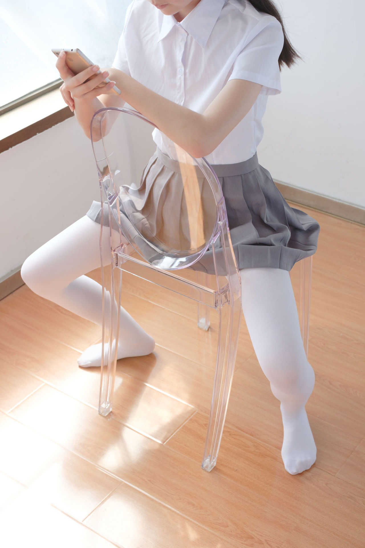 [森萝财团] BETA-029 玩手机的白丝少女 萝莉丝袜写真